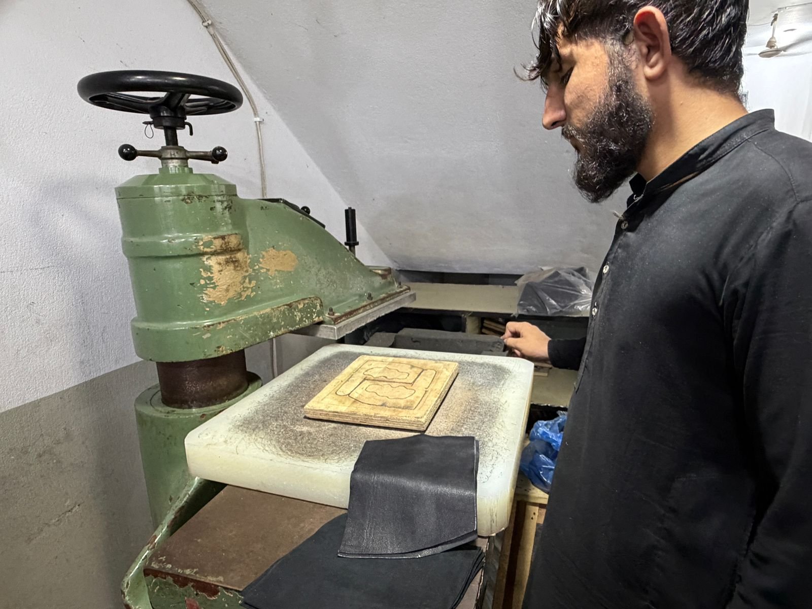 Handy Gear Gloves Cutting Press